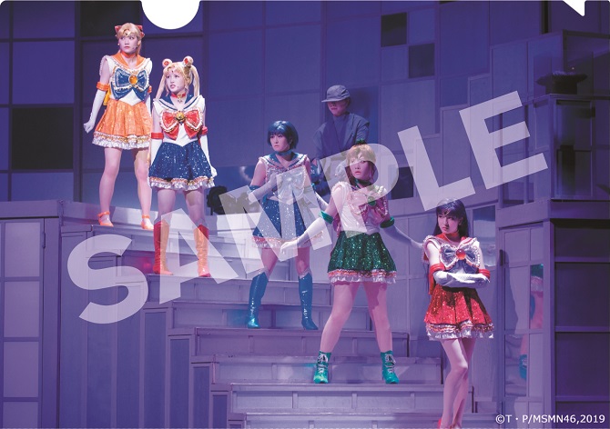 obwoluta ze zdjęciem inner senshi na schodach