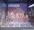 różne wersje figurek Sailor Moon w gablotkach