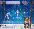 różne wersje figurek Sailor Moon w gablotkach