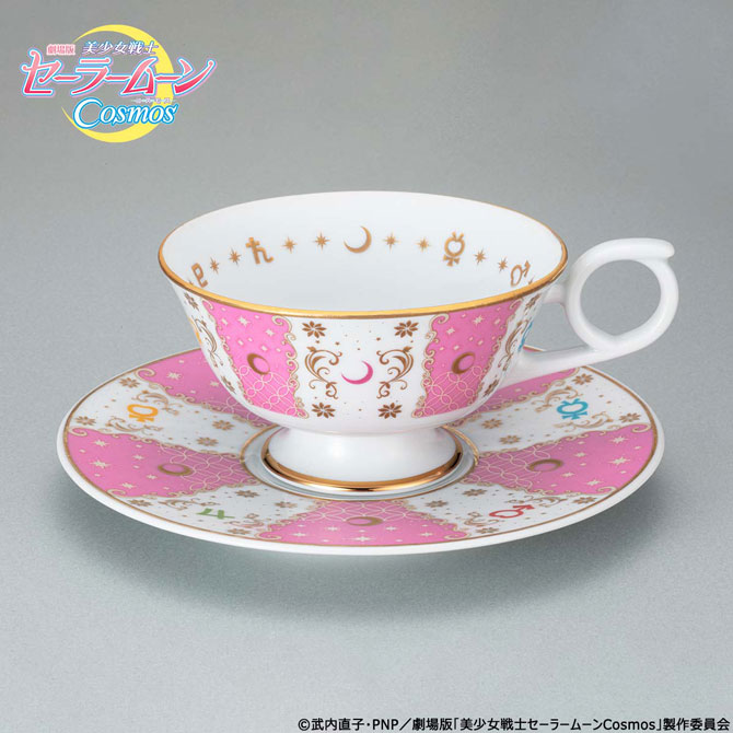 biało-różowa filiżanka ze spodkiem