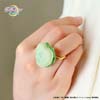 pierścionek w kształcie makaronika ze znakiem planety Sailor Jupiter na ręce modelki