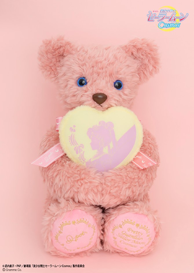 pluszowy miś z zawieszką w kształcie serca