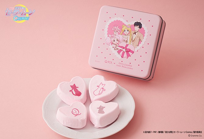 kwadratowa różowa puszka i cztery pianki w kształcie serc