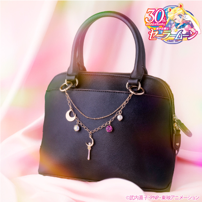 zawieszka Sailor Moon przypięta do torby