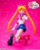 klęcząca figurka Sailor Moon z Luną